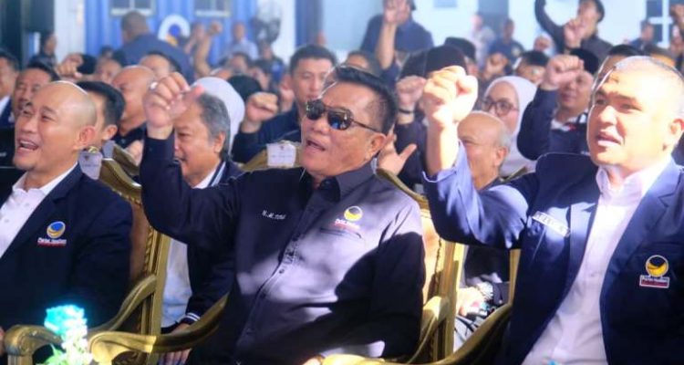 Ketua Dewan Pimpinan Daerah (DPD) Partai Nasional Demokrat (NasDem) Kabupaten Musi Banyuasin (Muba), M. Toha, menghadiri secara langsung Pelantikan 14 DPD Partai NasDem se Sumatera Selatan (Sumsel), di Kantor Dewan Pimpinan Wilayah (DPW) Partai NasDem Sumsel, di Palembang, hari Sabtu, tanggal 22 November 2025. (WARTANEGERIKU.ID/HAIRUDIN)