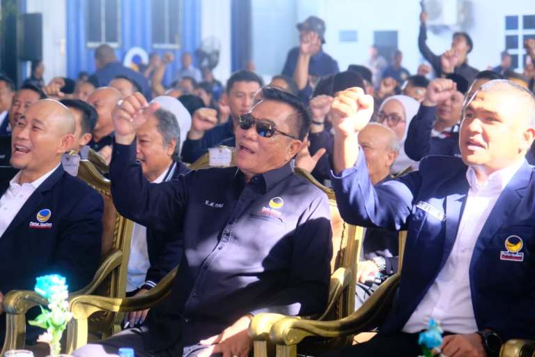 Ketua Dewan Pimpinan Daerah (DPD) Partai Nasional Demokrat (NasDem) Kabupaten Musi Banyuasin (Muba), M. Toha, menghadiri secara langsung Pelantikan 14 DPD Partai NasDem se Sumatera Selatan (Sumsel), di Kantor Dewan Pimpinan Wilayah (DPW) Partai NasDem Sumsel, di Palembang, hari Sabtu, tanggal 22 November 2025. (WARTANEGERIKU.ID/HAIRUDIN)