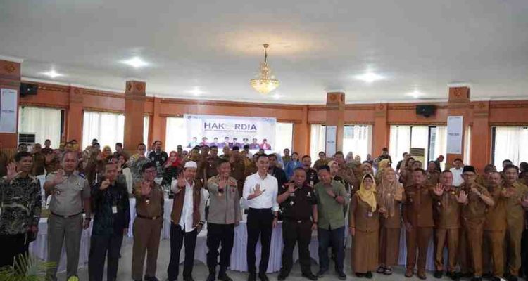 Bupati OKI, H. Muchendi Mahzareki pada Puncak Hakordia di Ruang Rapat Bende Seguguk II Kantor Bupati OKI, Selasa(9/12).