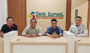 Kepala Bagian Pemberitaan dan Media Sekretariat Jenderal (Setjen) Dewan Perwakilan Daerah (DPD) Republik Indonesia (RI), Heru Firdan, bersama Pimpinan Redaksi DetikSumsel.com, Edi Triono. (foto : WartaNegeriku.id/Hairudin)