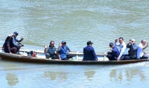 Gubernur Sumsel, Herman Deru, bersama Ketua DPRD Sumsel, Andie Dinialdie, melakukan kunjungan ke lokasi rencana pembangunan Jembatan Gantung Banuayu-Talang Sawah di Kabupaten OKU. (foto : sumselprov.go.id)