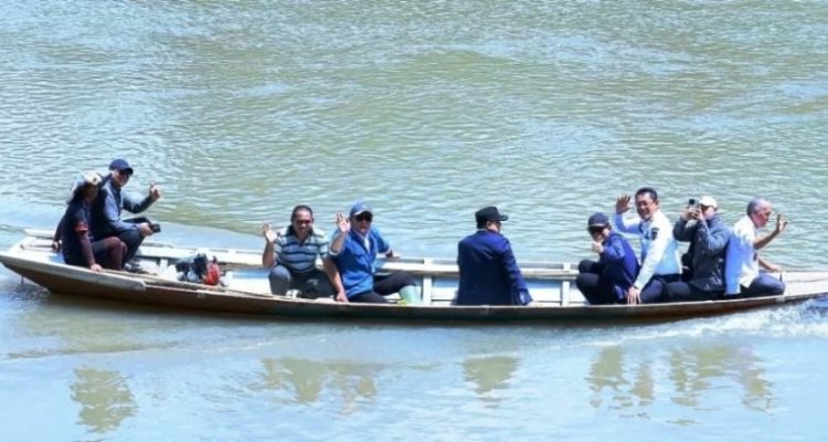 Gubernur Sumsel, Herman Deru, bersama Ketua DPRD Sumsel, Andie Dinialdie, melakukan kunjungan ke lokasi rencana pembangunan Jembatan Gantung Banuayu-Talang Sawah di Kabupaten OKU. (foto : sumselprov.go.id)