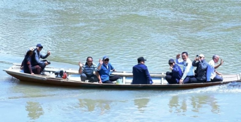 Gubernur Sumsel, Herman Deru, bersama Ketua DPRD Sumsel, Andie Dinialdie, melakukan kunjungan ke lokasi rencana pembangunan Jembatan Gantung Banuayu-Talang Sawah di Kabupaten OKU. (foto : sumselprov.go.id)