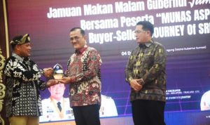 Sekretaris Daerah Provinsi Sumatera Selatan, Edward Candra, mewakili Gubernur Sumatera Selatan, Herman Deru, menerima penghargaan Bapak Pariwisata Sumatera Selatan dari Asosiasi Pelaku Pariwisata Indonesia. (foto : sumselprov.go.id) Sekretaris Daerah Provinsi Sumatera Selatan, Edward Candra, mewakili Gubernur Sumatera Selatan, Herman Deru, menerima penghargaan Bapak Pariwisata Sumatera Selatan dari Asosiasi Pelaku Pariwisata Indonesia. (foto : sumselprov.go.id)