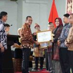 H. Edward Candra, menghadiri acara penganugerahan BERES AWARD (Bersih, Elok, dan Sejahtera) Tahun 2025 di Hotel Swarna Dwipa, Selasa (9/12/2025).