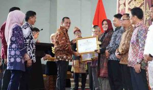 H. Edward Candra, menghadiri acara penganugerahan BERES AWARD (Bersih, Elok, dan Sejahtera) Tahun 2025 di Hotel Swarna Dwipa, Selasa (9/12/2025).