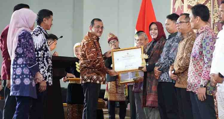 H. Edward Candra, menghadiri acara penganugerahan BERES AWARD (Bersih, Elok, dan Sejahtera) Tahun 2025 di Hotel Swarna Dwipa, Selasa (9/12/2025).