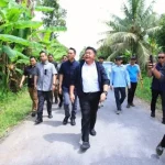 Herman Deru saat melakukan kunjungan kerja dan bersilaturahmi dengan masyarakat Desa Benawa, Kecamatan Teluk Gelam, OKI, Jumat 12 Desember 2025 siang. (WARTANEGERIKU.ID)