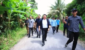Herman Deru saat melakukan kunjungan kerja dan bersilaturahmi dengan masyarakat Desa Benawa, Kecamatan Teluk Gelam, OKI, Jumat 12 Desember 2025 siang. (WARTANEGERIKU.ID) Herman Deru saat melakukan kunjungan kerja dan bersilaturahmi dengan masyarakat Desa Benawa, Kecamatan Teluk Gelam, OKI, Jumat 12 Desember 2025 siang. (WARTANEGERIKU.ID)