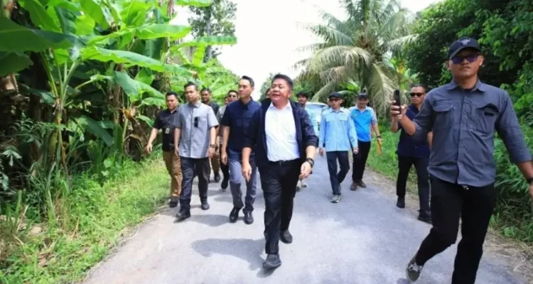 Herman Deru saat melakukan kunjungan kerja dan bersilaturahmi dengan masyarakat Desa Benawa, Kecamatan Teluk Gelam, OKI, Jumat 12 Desember 2025 siang. (WARTANEGERIKU.ID)