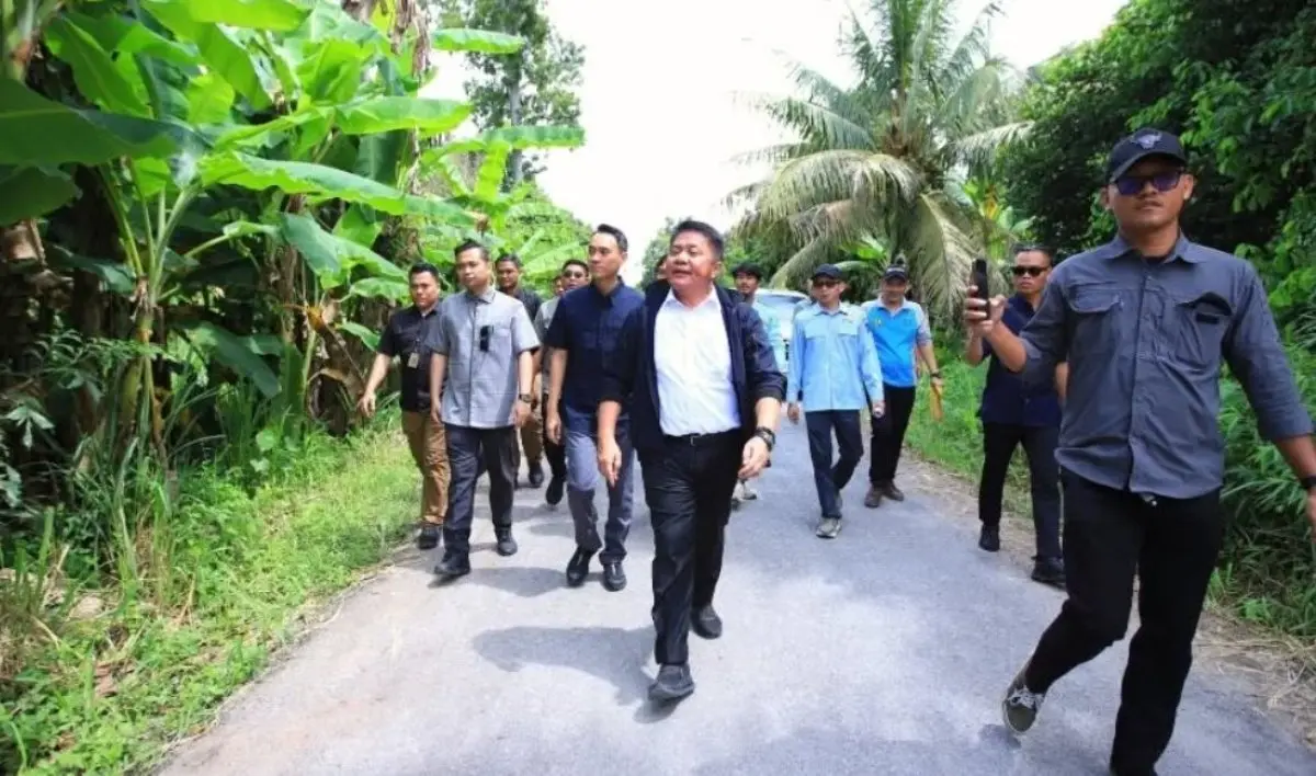 Herman Deru saat melakukan kunjungan kerja dan bersilaturahmi dengan masyarakat Desa Benawa, Kecamatan Teluk Gelam, OKI, Jumat 12 Desember 2025 siang. (WARTANEGERIKU.ID)