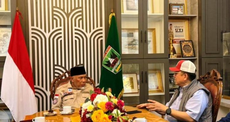 Mantan Ketua Dewan Perwakilan Daerah (DPD) Republik Indonesia (RI), Irman Gusman, usai bertemu Gubernur Sumatera Barat (Sumbar), Mahyeldi Ansharullah, pada hari Sabtu, tanggal 6 Desember 2025, di Kantor Gubernur Sumbar. (foto : NewsRoom DPD RI)