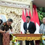 Kepala Kejaksaan Tinggi Sumatera Selatan menandatangani Nota Kesepahaman Sinergitas Pelaksanaan Pidana Kerja Sosial bagi Pelaku Pidana, pada hari Kamis, tanggal 4 Desember 2025 di Griya Agung, Palembang. (foto : SumselProv.go.id)