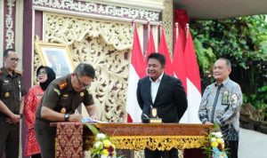 Kepala Kejaksaan Tinggi Sumatera Selatan menandatangani Nota Kesepahaman Sinergitas Pelaksanaan Pidana Kerja Sosial bagi Pelaku Pidana, pada hari Kamis, tanggal 4 Desember 2025 di Griya Agung, Palembang. (foto : SumselProv.go.id)