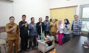 Kepala Dinas Komunikasi dan Informatika Provinsi Sumatera Selatan, Rika Efianti, foto bersama Pengurus Pro JurnalisMedia Siber. (foto : Newsroom PJS Sumsel)