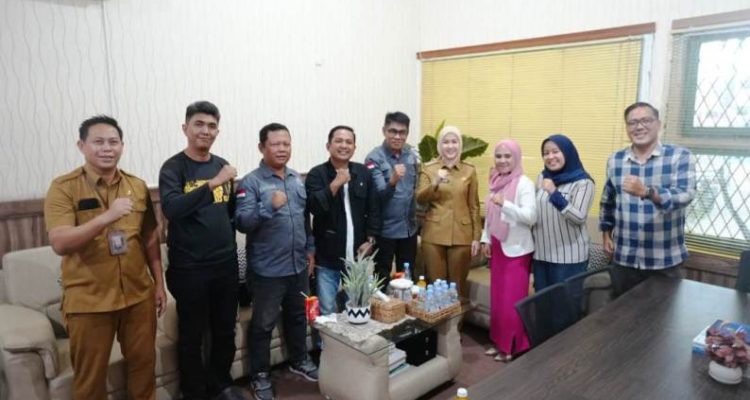 Kepala Dinas Komunikasi dan Informatika Provinsi Sumatera Selatan, Rika Efianti, foto bersama Pengurus Pro JurnalisMedia Siber. (foto : Newsroom PJS Sumsel)