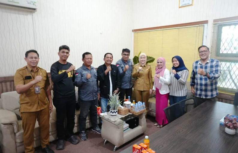 Kepala Dinas Komunikasi dan Informatika Provinsi Sumatera Selatan, Rika Efianti, foto bersama Pengurus Pro JurnalisMedia Siber. (foto : Newsroom PJS Sumsel)