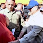 Presiden Republik Indonesia, Prabowo Subianto, meninjau langsung posko pengungsian di Perumahan Kasai Permai, Kabupaten Padang Pariaman, Provinsi Sumatra Barat, pada Senin, 1 Desember 2025. (foto: BPMI Setpres/Cahyo)