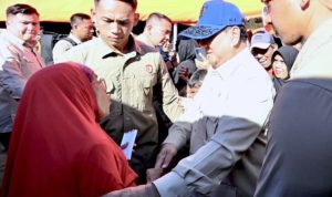 Presiden Republik Indonesia, Prabowo Subianto, meninjau langsung posko pengungsian di Perumahan Kasai Permai, Kabupaten Padang Pariaman, Provinsi Sumatra Barat, pada Senin, 1 Desember 2025. (foto: BPMI Setpres/Cahyo) Presiden Republik Indonesia, Prabowo Subianto, meninjau langsung posko pengungsian di Perumahan Kasai Permai, Kabupaten Padang Pariaman, Provinsi Sumatra Barat, pada Senin, 1 Desember 2025. (foto: BPMI Setpres/Cahyo)