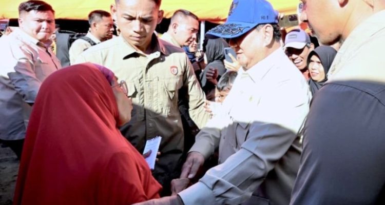 Presiden Republik Indonesia, Prabowo Subianto, meninjau langsung posko pengungsian di Perumahan Kasai Permai, Kabupaten Padang Pariaman, Provinsi Sumatra Barat, pada Senin, 1 Desember 2025. (foto: BPMI Setpres/Cahyo)