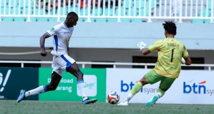 Pemain asing yang berlagai di Pegadaian Championship Musim 2025/2026 sedang berusaha menciptakan gol. (foto : ileague.id)