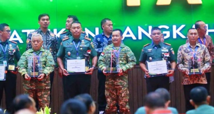 Wakil Bupati Musi Banyuasin, Abdur Rohman Husen, menghadiri penyerahan penghargaan pada Program TNI Manunggal Membangun Desa Tahun Anggaran 2025. (foto : Diskominfo Muba)
