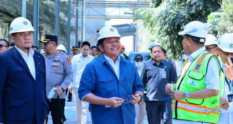 Gubernur Sumsel, Herman Deru, bersama Ketua DPRD Sumsel, Andie Dinialdie, saat melakukan Kunjungan Kerja ke PT Semen Baturaja. (WARTANEGERIKU.ID/HAIRUDIN)
