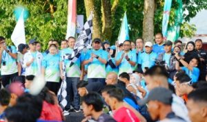 Gubernur Sumatera Selatan, Herman Deru, melepas peserta Sriwijaya Dempo Run tahun 2025 di Lapangan Merdeka, Alun-Alun Utara Kota Pagar Alam, pada hari Sabtu, tanggal 6 Desember 2025, untuk mengikuti Sriwijaya Dempo Run tahun 2025. (WARTANEGERIKU.ID/HAIRUDIN) Gubernur Sumatera Selatan, Herman Deru, melepas peserta Sriwijaya Dempo Run tahun 2025 di Lapangan Merdeka, Alun-Alun Utara Kota Pagar Alam, pada hari Sabtu, tanggal 6 Desember 2025, untuk mengikuti Sriwijaya Dempo Run tahun 2025. (WARTANEGERIKU.ID/HAIRUDIN)