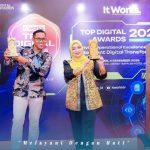 Plt. Direktur RSUD Sekayu, dr. Dina Krisnawati Oktaviani, saat mewakili RSUD Sekayu menerima penghargaan TOP Digital Implementation 2025 Level Stars 4 dalam ajang TOP Digital Awards 2025 yang digelar di Hotel Raffles Jakarta, pada hari Kamis, tanggal 4 Desember 2025. (foto : Diskominfo Muba)