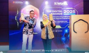 Plt. Direktur RSUD Sekayu, dr. Dina Krisnawati Oktaviani, saat mewakili RSUD Sekayu menerima penghargaan TOP Digital Implementation 2025 Level Stars 4 dalam ajang TOP Digital Awards 2025 yang digelar di Hotel Raffles Jakarta, pada hari Kamis, tanggal 4 Desember 2025. (foto : Diskominfo Muba) Plt. Direktur RSUD Sekayu, dr. Dina Krisnawati Oktaviani, saat mewakili RSUD Sekayu menerima penghargaan TOP Digital Implementation 2025 Level Stars 4 dalam ajang TOP Digital Awards 2025 yang digelar di Hotel Raffles Jakarta, pada hari Kamis, tanggal 4 Desember 2025. (foto : Diskominfo Muba)