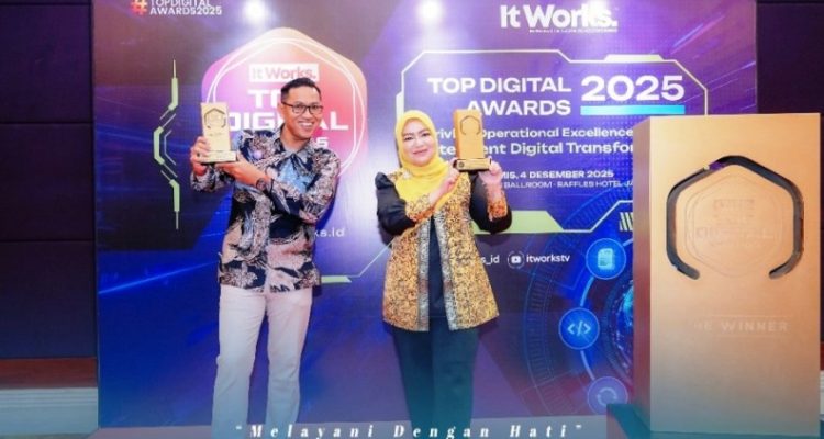 Plt. Direktur RSUD Sekayu, dr. Dina Krisnawati Oktaviani, saat mewakili RSUD Sekayu menerima penghargaan TOP Digital Implementation 2025 Level Stars 4 dalam ajang TOP Digital Awards 2025 yang digelar di Hotel Raffles Jakarta, pada hari Kamis, tanggal 4 Desember 2025. (foto : Diskominfo Muba)