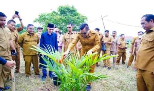 Bupati Muba H M Toha Tohet SH di kawasan aset Pemkab Muba di belakang Politeknik Sekayu, Selasa (24/2/2026).