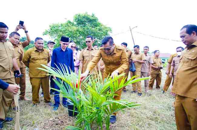 Bupati Muba H M Toha Tohet SH di kawasan aset Pemkab Muba di belakang Politeknik Sekayu, Selasa (24/2/2026).