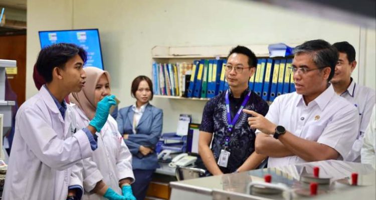 Yassierli saat melakukan monitoring dan evaluasi pemagangan nasional di PT Ecogreen Oleochemicals, Batam, Kepulauan Riau, hari Selasa, tanggal 24 Februari 2026. (WARTANEGERIKU.ID/FRAN)