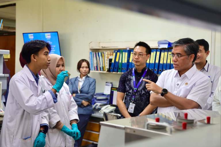 Yassierli saat melakukan monitoring dan evaluasi pemagangan nasional di PT Ecogreen Oleochemicals, Batam, Kepulauan Riau, hari Selasa, tanggal 24 Februari 2026. (WARTANEGERIKU.ID/FRAN)