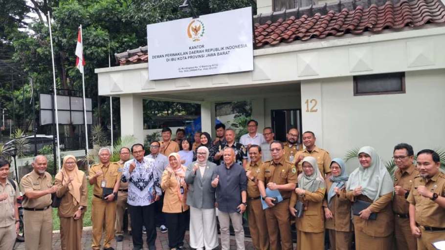 Agita Nurfianti, menyerap berbagai aspirasi strategis pemangku kepentingan pendidikan dalam kegiatan reses BULD DPD RI di Bandung, hari Selasa, tanggal 24 Februari 2026. (foto : Newsroom DPD RI)