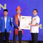 Ketua PKC PMII Sumsel, Syaidina Ali (peci hitam), memberikan apresiasi kepada Wali Kota Palembang, Ratu Dewa. (foto : wartanegeriku.id)