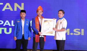 Ketua PKC PMII Sumsel, Syaidina Ali (peci hitam), memberikan apresiasi kepada Wali Kota Palembang, Ratu Dewa. (foto : wartanegeriku.id)