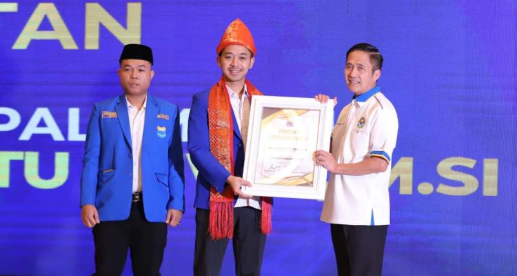 Ketua PKC PMII Sumsel, Syaidina Ali (peci hitam), memberikan apresiasi kepada Wali Kota Palembang, Ratu Dewa. (foto : wartanegeriku.id)