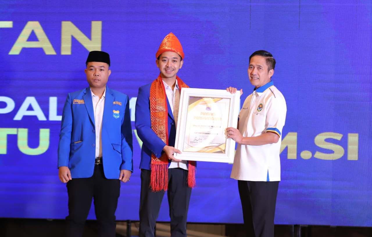 Ketua PKC PMII Sumsel, Syaidina Ali (peci hitam), memberikan apresiasi kepada Wali Kota Palembang, Ratu Dewa. (foto : wartanegeriku.id)