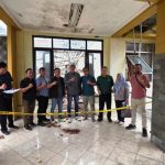 Tim Pemkab Muba yang dipimpin oleh Asisten II Sekretariat Daerah Kabupaten Muba (Alva Elan), bersama Plt Inspektur (Dian Marvita), Kabag Umum Sekretariat Daerah (Setda) Muba, serta perwakilan Bappeda serta Dinas Perumahan dan Permukiman (Perkim), tiba di lokasi asrama pada hari Rabu, tanggal 18 Februari 2026. (foto : DInas Kominfo Kabupaten Muba)