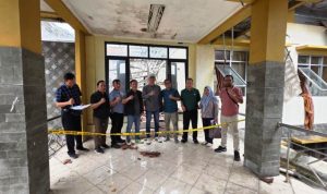 Tim Pemkab Muba yang dipimpin oleh Asisten II Sekretariat Daerah Kabupaten Muba (Alva Elan), bersama Plt Inspektur (Dian Marvita), Kabag Umum Sekretariat Daerah (Setda) Muba, serta perwakilan Bappeda serta Dinas Perumahan dan Permukiman (Perkim), tiba di lokasi asrama pada hari Rabu, tanggal 18 Februari 2026. (foto : DInas Kominfo Kabupaten Muba)