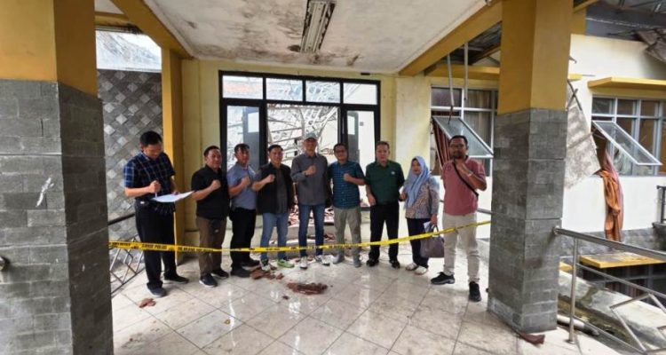 Tim Pemkab Muba yang dipimpin oleh Asisten II Sekretariat Daerah Kabupaten Muba (Alva Elan), bersama Plt Inspektur (Dian Marvita), Kabag Umum Sekretariat Daerah (Setda) Muba, serta perwakilan Bappeda serta Dinas Perumahan dan Permukiman (Perkim), tiba di lokasi asrama pada hari Rabu, tanggal 18 Februari 2026. (foto : DInas Kominfo Kabupaten Muba)