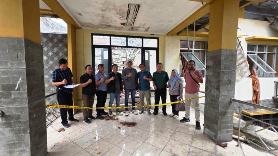 Tim Pemkab Muba yang dipimpin oleh Asisten II Sekretariat Daerah Kabupaten Muba (Alva Elan), bersama Plt Inspektur (Dian Marvita), Kabag Umum Sekretariat Daerah (Setda) Muba, serta perwakilan Bappeda serta Dinas Perumahan dan Permukiman (Perkim), tiba di lokasi asrama pada hari Rabu, tanggal 18 Februari 2026. (foto : DInas Kominfo Kabupaten Muba)