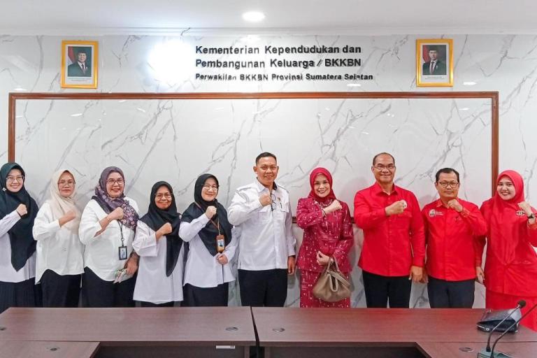 Rektor UKB, Dr. dr. Fika Minata Wathan, M.Kes., saat menghadiri acara laturahmi dan audiensi yang berlangsung di Kantor BKKBN Sumsel, pada hari Selasa, tanggal 24 Februari 2026. (wartanegeriku.id/hasan)