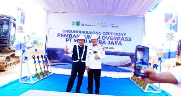 Bupati Kabupaten Muba, M. Toha, bersama Gubernur Sumatra Selatan, Herman Deru, pada saat peletakan batu pertama pembangunan overpass khusus angkutan batubara milik PT Musi Mitra Jaya di Desa Kaliberau, Kecamatan Bayung Lencir, hari Rabu, tanggal 25 Februari 2026. (WARTANEGERIKU/ARGIMAN)