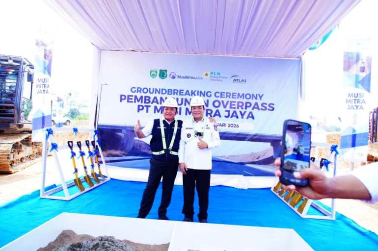 Bupati Kabupaten Muba, M. Toha, bersama Gubernur Sumatra Selatan, Herman Deru, pada saat peletakan batu pertama pembangunan overpass khusus angkutan batubara milik PT Musi Mitra Jaya di Desa Kaliberau, Kecamatan Bayung Lencir, hari Rabu, tanggal 25 Februari 2026. (WARTANEGERIKU/ARGIMAN)