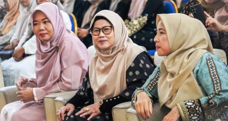Dharma Wanita Persatuan (DWP) Kabupaten Musi Banyuasin (Muba) menggelar kegiatan pembacaan Surah Yasin bersama, dalam pertemuan rutin bulanan yang berlangsung di Gedung Dharma Wanita Sekayu, pada hari Selasa, tanggal 10 Februari 2026.