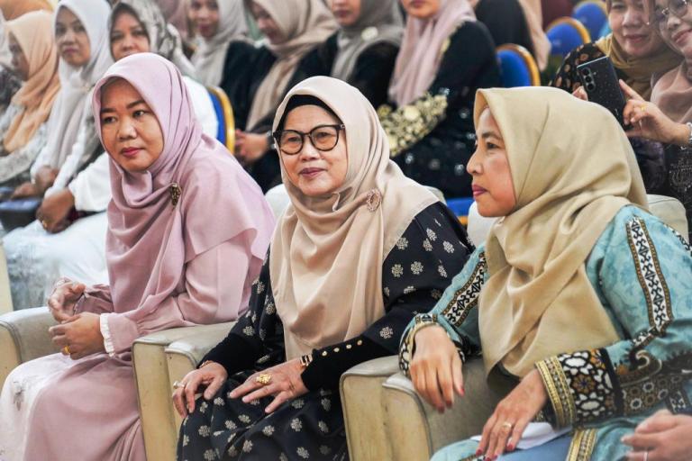 Dharma Wanita Persatuan (DWP) Kabupaten Musi Banyuasin (Muba) menggelar kegiatan pembacaan Surah Yasin bersama, dalam pertemuan rutin bulanan yang berlangsung di Gedung Dharma Wanita Sekayu, pada hari Selasa, tanggal 10 Februari 2026.