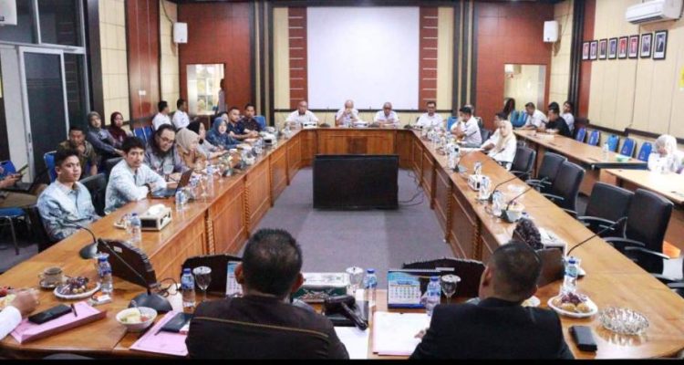 DPRD Muba menggelar Rapat Dengar Pendapat Umum (RDPU) bersama Pemerintah Kabupaten (Pemkab) Muba dan PT Pertamina Patra Niaga, hari Rabu, tanggal 18 Februari 2026, di Ruang Rapat Badan Musyawarah DPRD Kabupaten Muba. (WARTANEGERIKU.ID/HAIRUDIN)